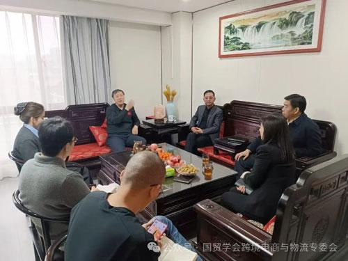 跨境電商與物流專業(yè)委員會(huì)負(fù)責(zé)人高翔與河南路通國(guó)際經(jīng)貿(mào)集團(tuán)李鋼偉董事長(zhǎng)會(huì)面，共商行業(yè)發(fā)展新機(jī)遇